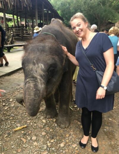 Aline früher_neben Elefant in Thailand