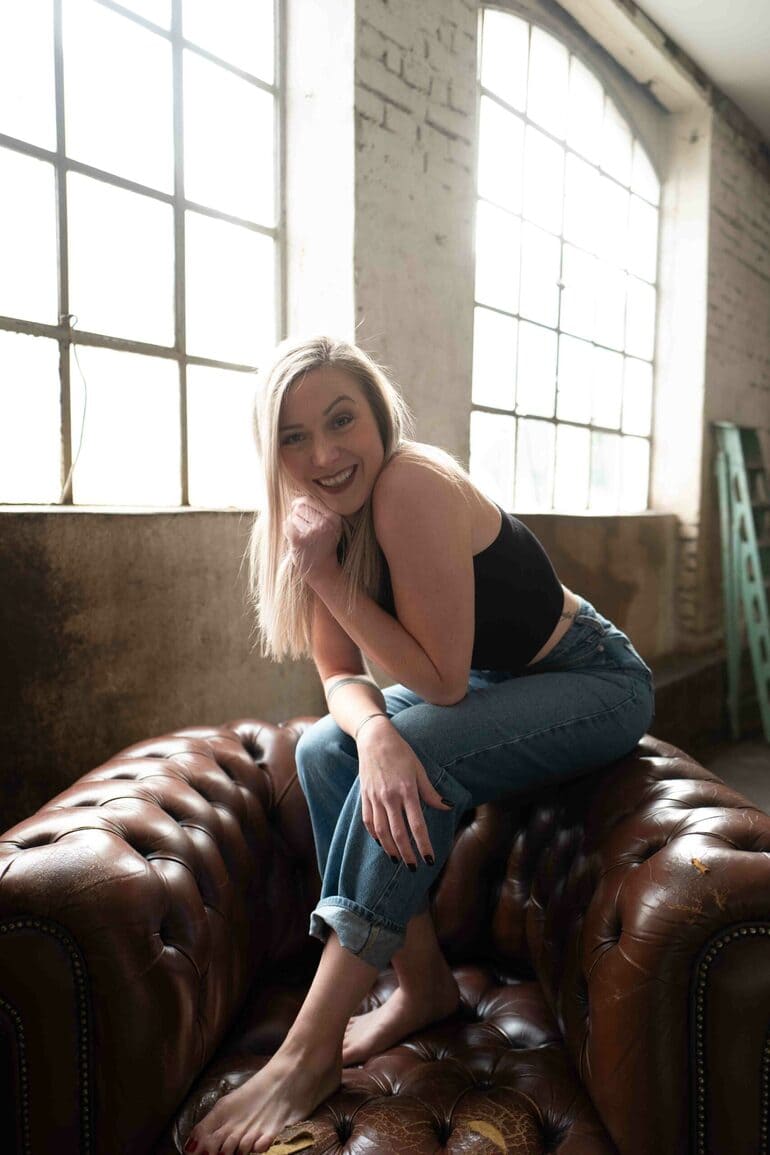 Aline sitzt auf British Chair Lehne Ganzkörper seitlich