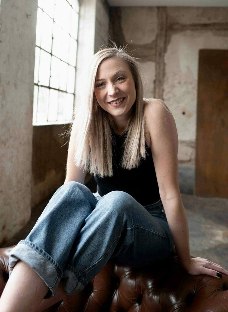 Aline sitzt auf British Chair Lehne Portrait