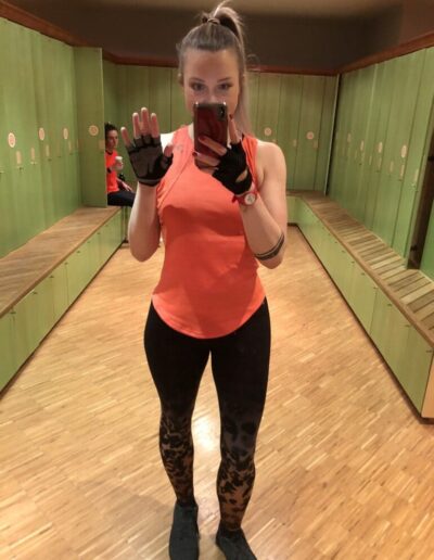 Aline heute_2022 nach Sport im Fitnesstudio